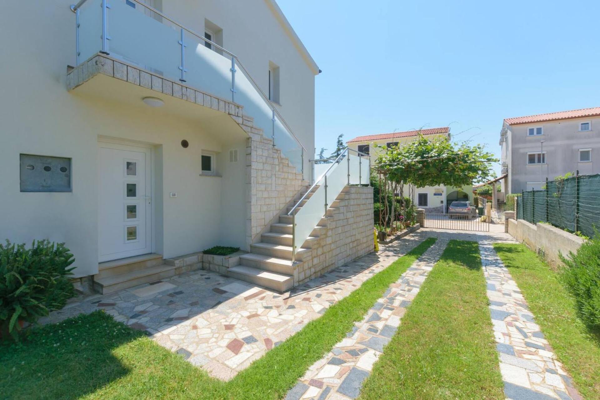 Family House With 2 Apartments - Irma Medulin Dış mekan fotoğraf